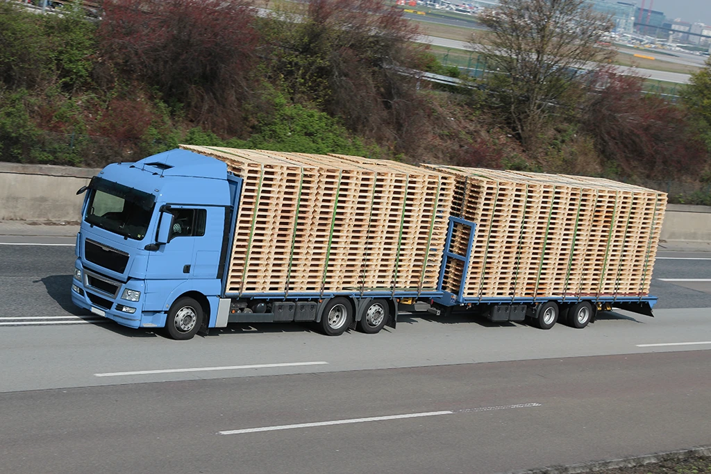 Camion bleu à palettes